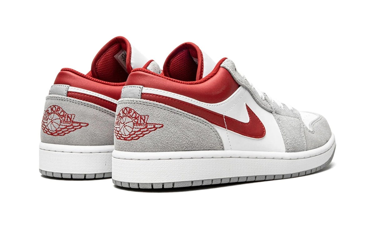 JORADAN 1 LOW SE LIGHT SMOKE GREY GYM RED